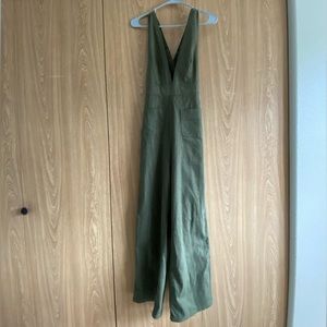 Sincerely Jules olive green khaki plunge front halter front pocketed overalls S